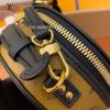 gucciaaa-38691-gallery-75659-a0329118f3f01d6d 從容日常|M68276 斜背包 圓餅包|商品實拍視角 07