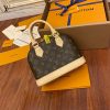 gucciaaa-38719-gallery-76040-fd7b4e0566312c83 從容日常|M53152 ALMA bb 貝殼包|商品實拍視角 09