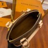 gucciaaa-38719-gallery-76043-f4a6276ae3f12c90 從容日常|M53152 ALMA bb 貝殼包|商品實拍視角 12