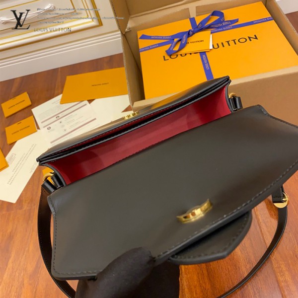 gucciaaa-38720-gallery-76055-2ac4d5e10676d35d 從容日常|M55948 女士郵差包|商品實拍視角 11