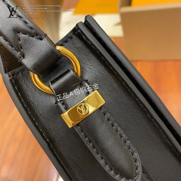 gucciaaa-38720-gallery-76059-18611daac6282d42 從容日常|M55948 女士郵差包|商品實拍視角 15