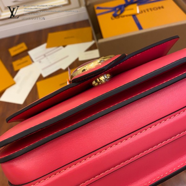gucciaaa-38721-gallery-76068-fc4414e4e8220f5f 從容日常|M55949 女士郵差包|商品實拍視角 09