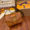 gucciaaa-38723-gallery-76102-adb802f8b7504f8d 從容日常|M55952 女士郵差包|商品實拍視角 08