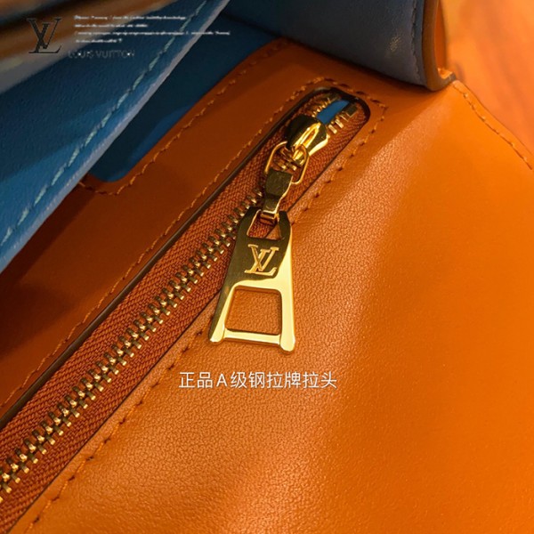 gucciaaa-38723-gallery-76111-32d057118cc80520 從容日常|M55952 女士郵差包|商品實拍視角 17
