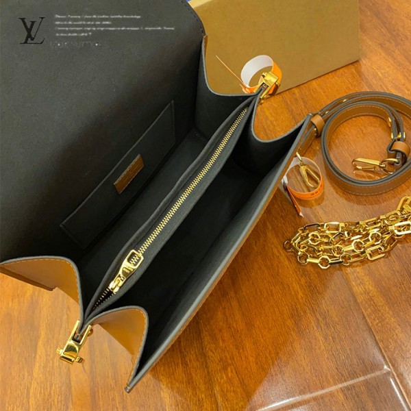 gucciaaa-38729-gallery-76184-c4471ff59d580640 從容日常|M44391 達芙妮郵差包|商品實拍視角 09